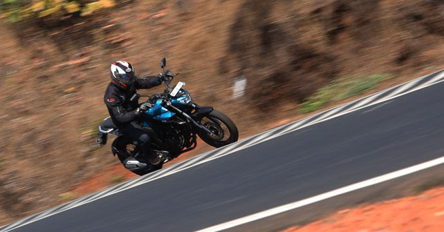 Yamaha FZ25 Side Action