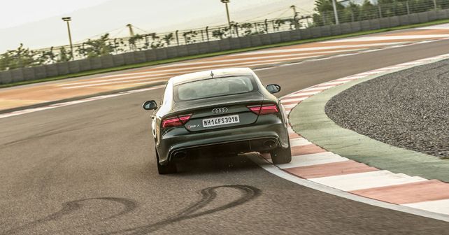 Audi RS7 Performance track test motion