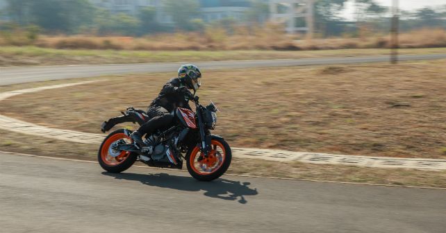 KTM 125 Duke Action