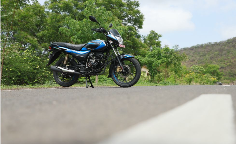 bajaj platina 110 h gear Image front three quarter1