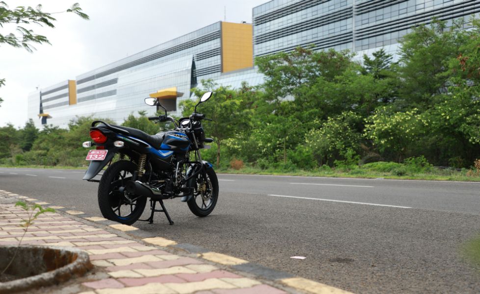 bajaj platina 110 h gear Image rear three quarter1