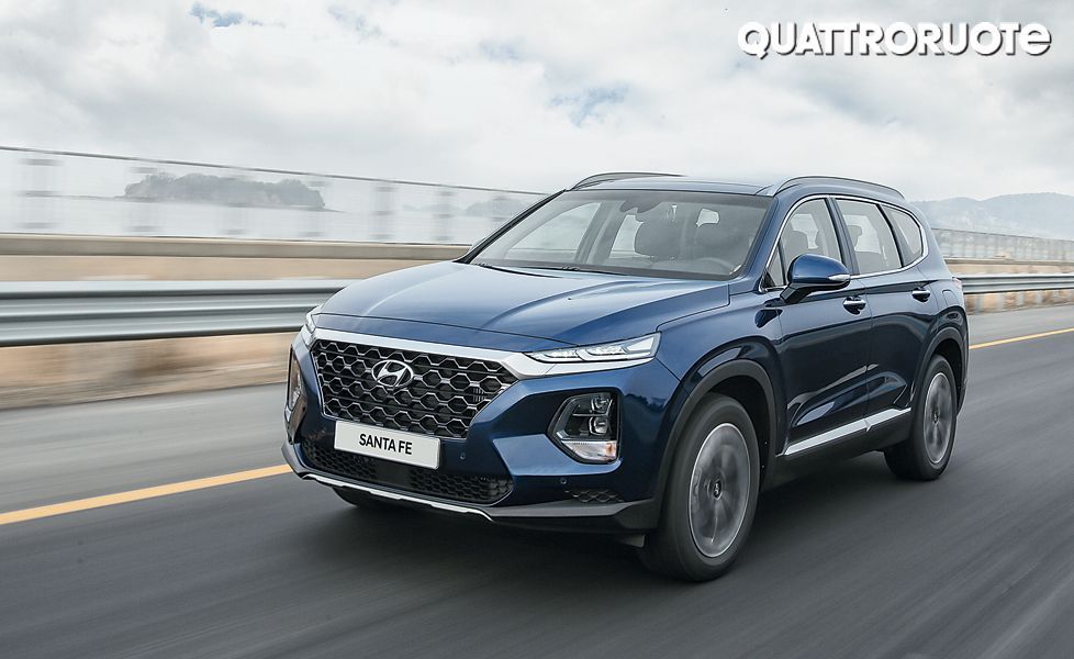 Hyundai Santa Fe image front three quarter1