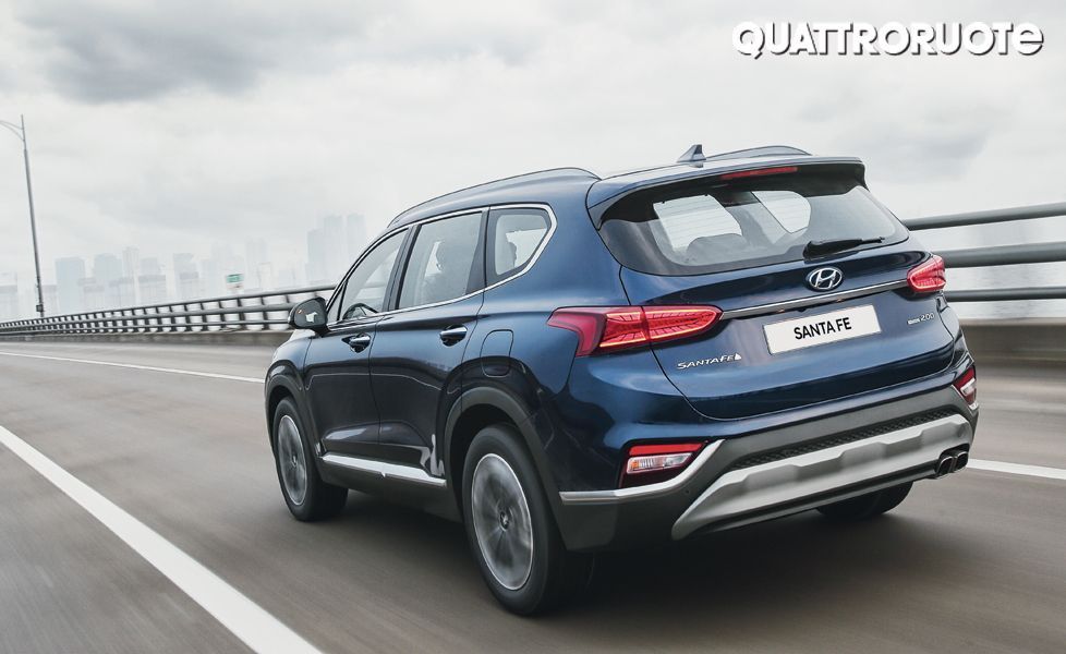 Hyundai Santa Fe image rear three quarter