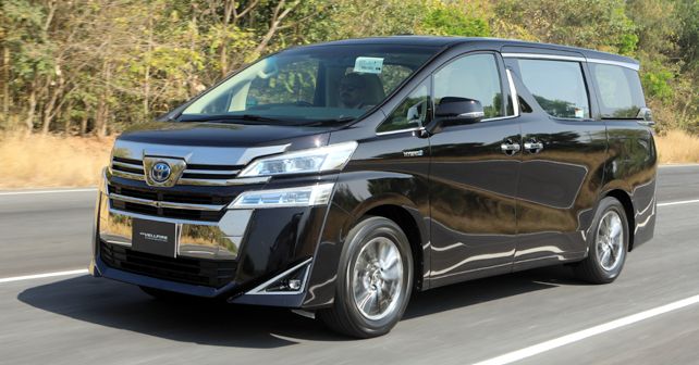 Toyota Vellfire Dynamic Front Quarter