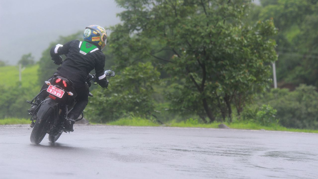 Tips To Ride In Monsoon Bajaj Pulsar Ns 160