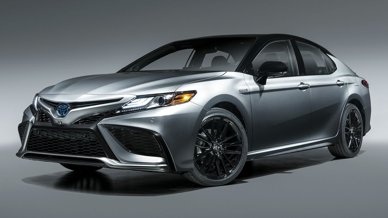 2021 Toyota Camry Hybrid XSE Front Quarter