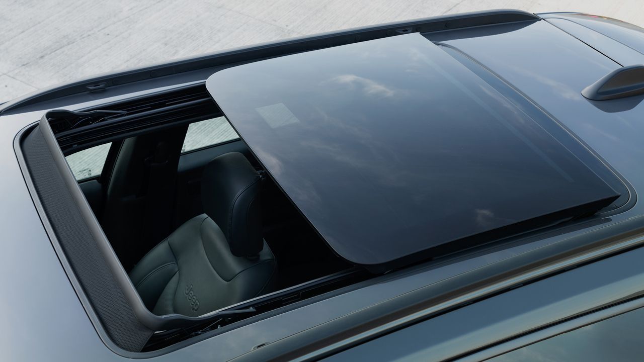 2021 Jeep Compass Panoramic Sunroof11