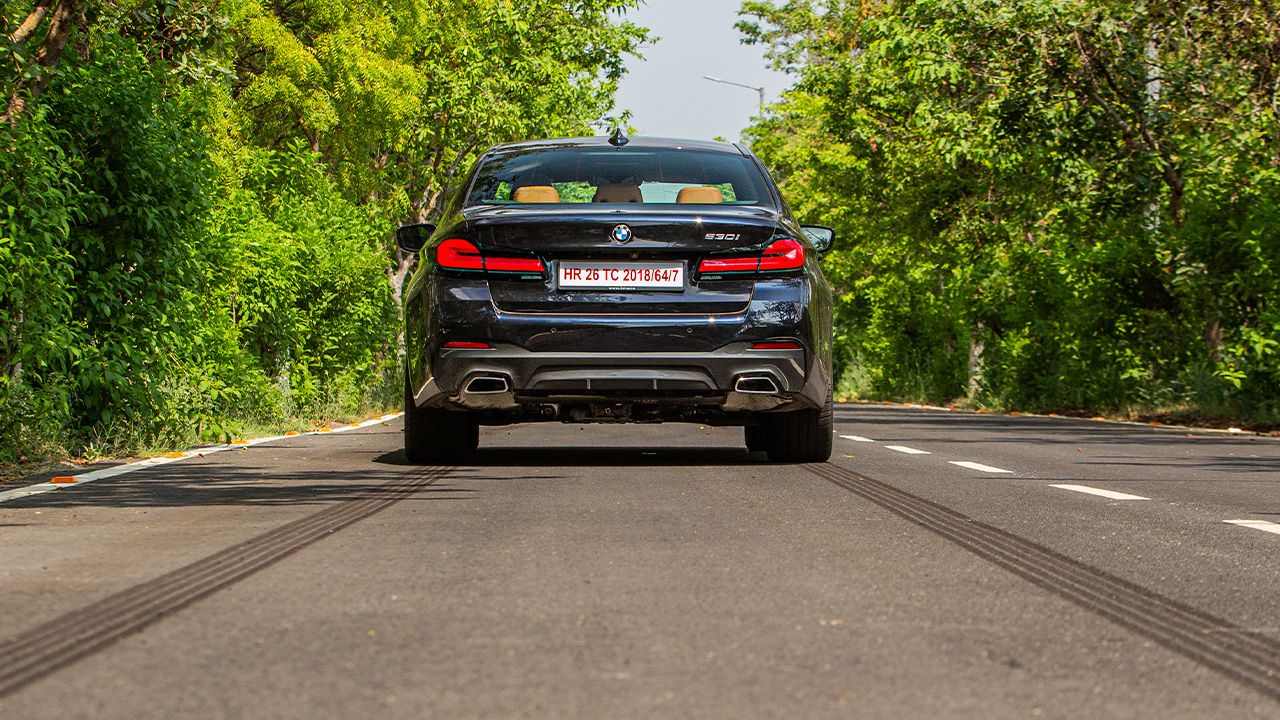 2021 BMW 5 Series tyre marks