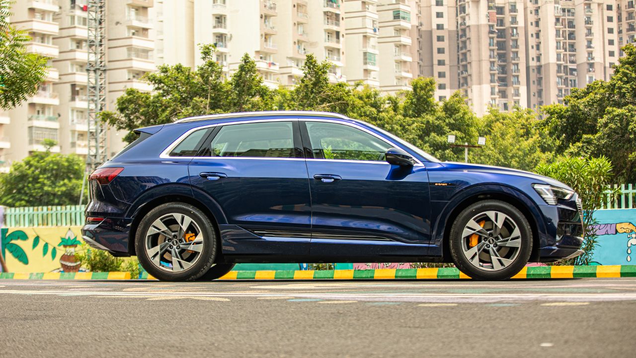 2021 Audi e tron side profile