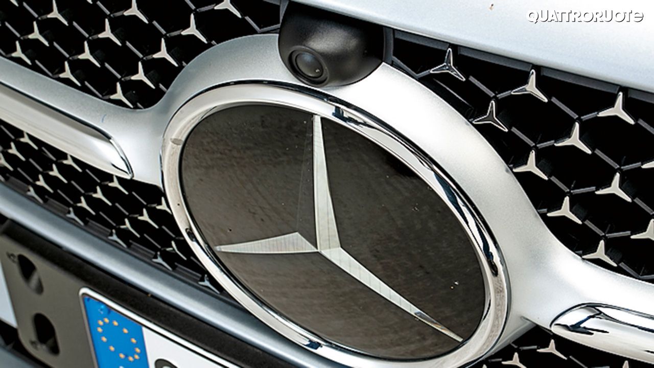 2022 Mercedes Benz C Class Grile Logo