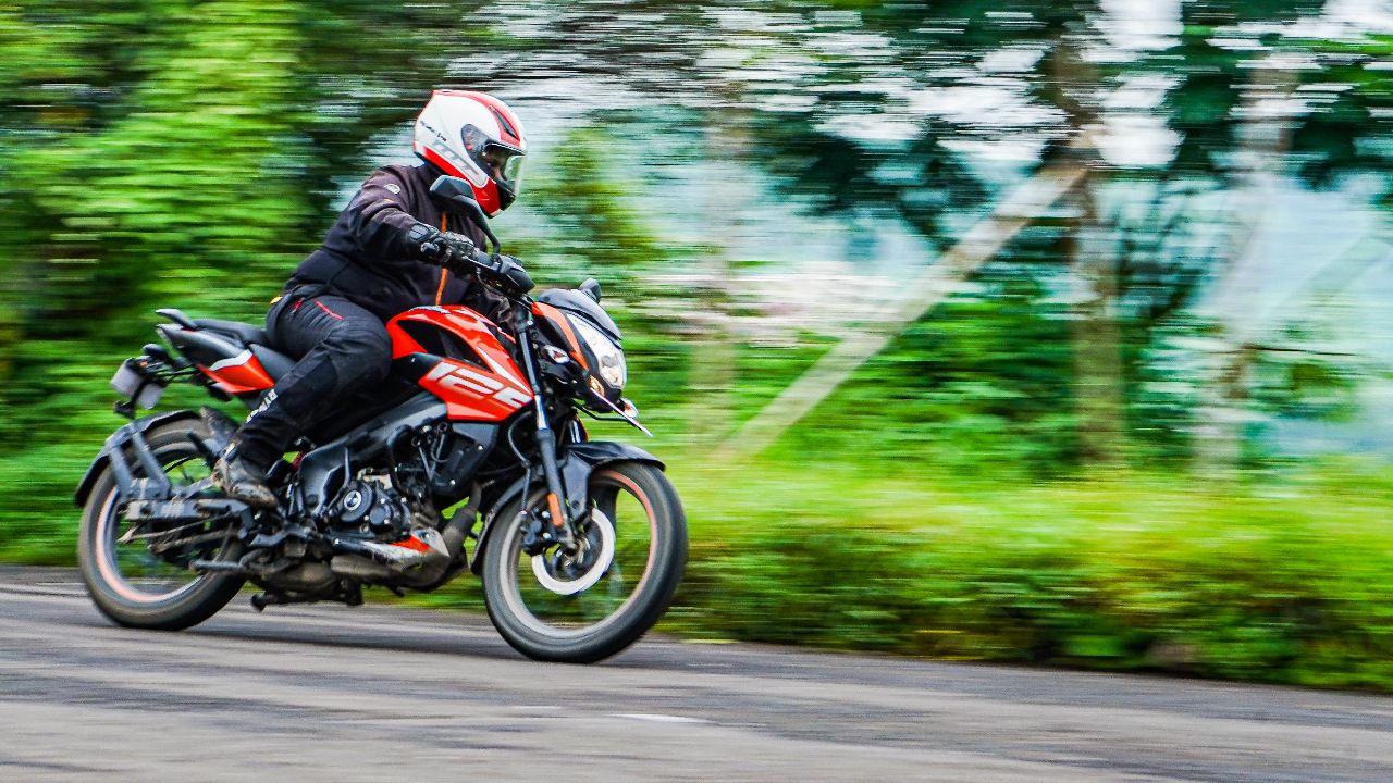 Bajaj Pulsar NS125 Left Cornering Action Shot