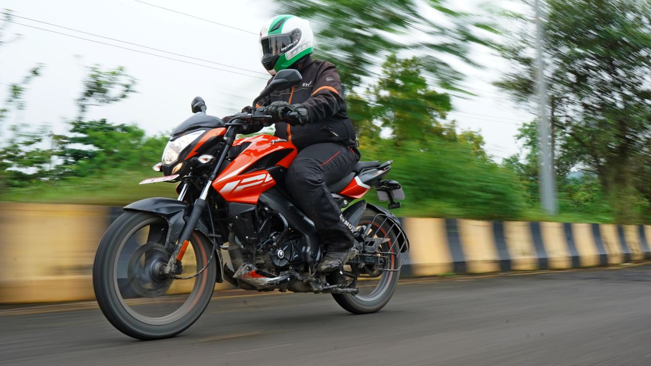 Bajaj Pulsar NS125 Tracking Three Quarter Shot Motion