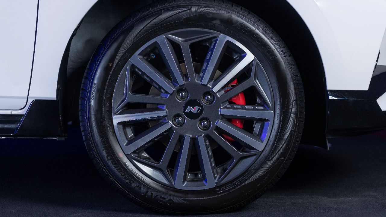 Hyundai I20 N Line R 16 Diamond Cut Alloy Wheels With Red Brake Calliper