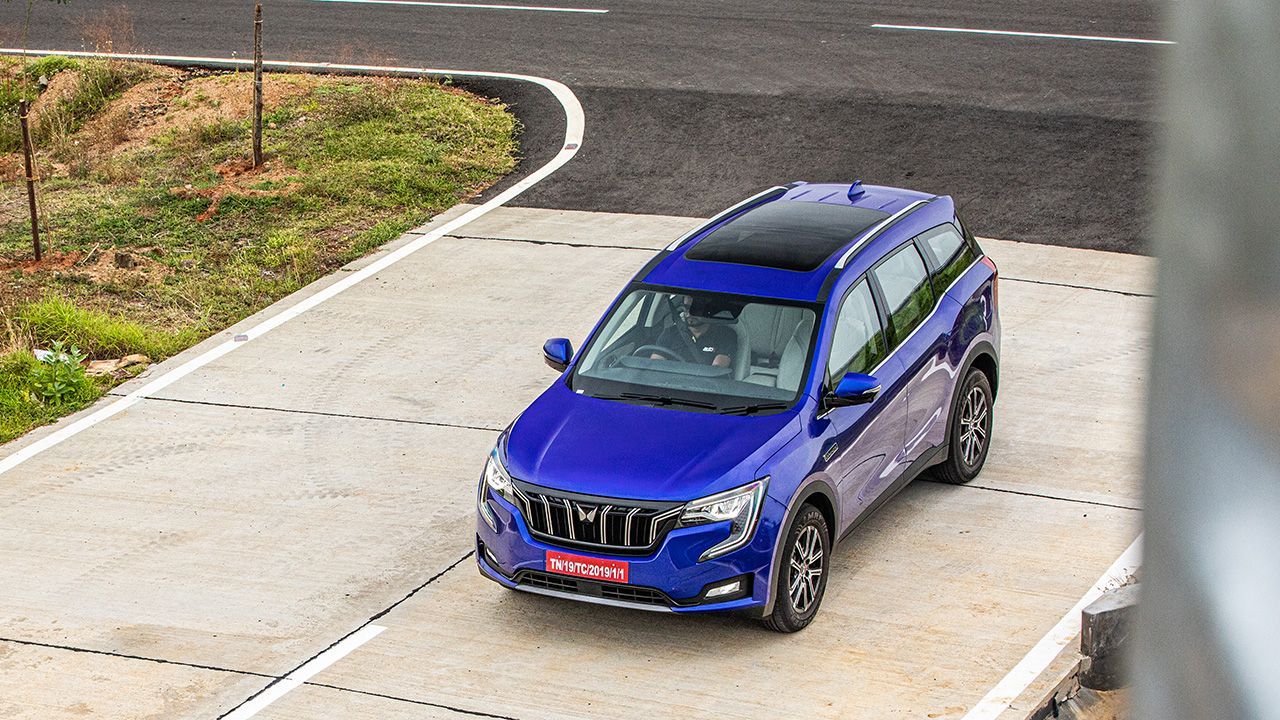 2021 Mahindra XUV700 top angle2