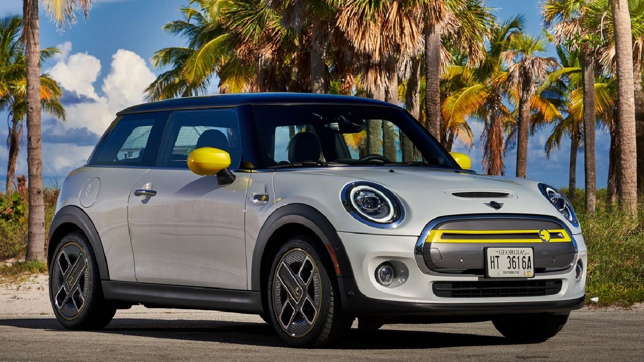 2021 Mini Cooper SE Front Three Quarter Static