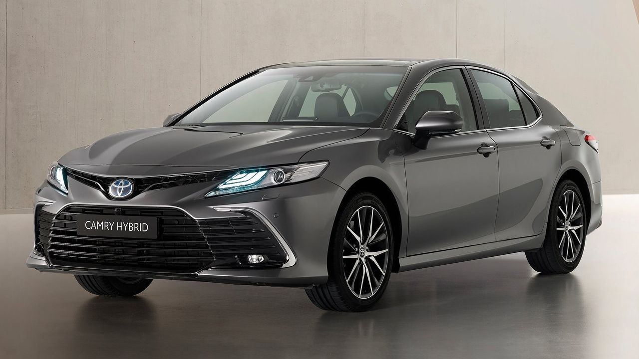 2022 Toyota Camry Hybrid Front Three Quarter Static