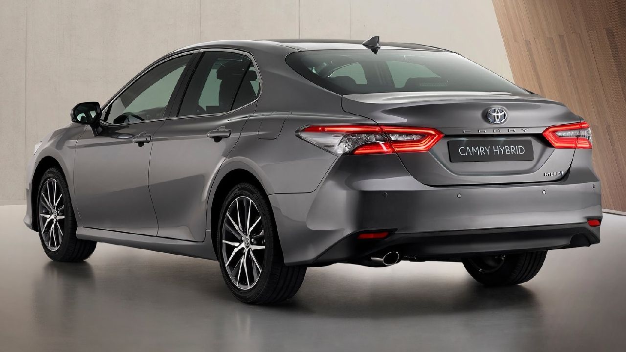 2022 Toyota Camry Hybrid Rear Three Quarter Static