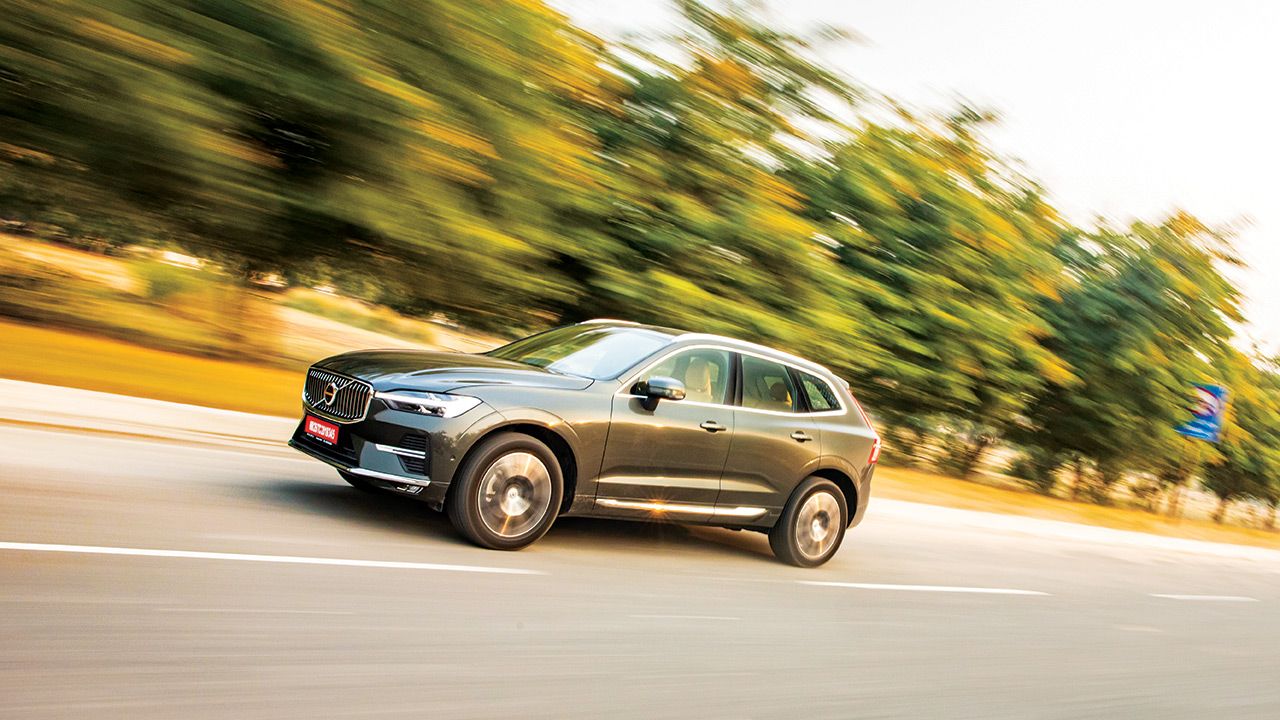 2022 Volvo XC60 Front Quarter Motion