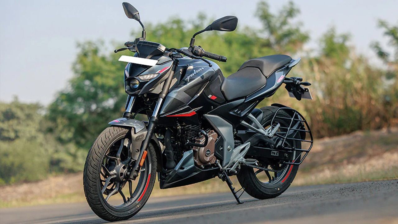 Bajaj Pulsar N250 Front Left View 