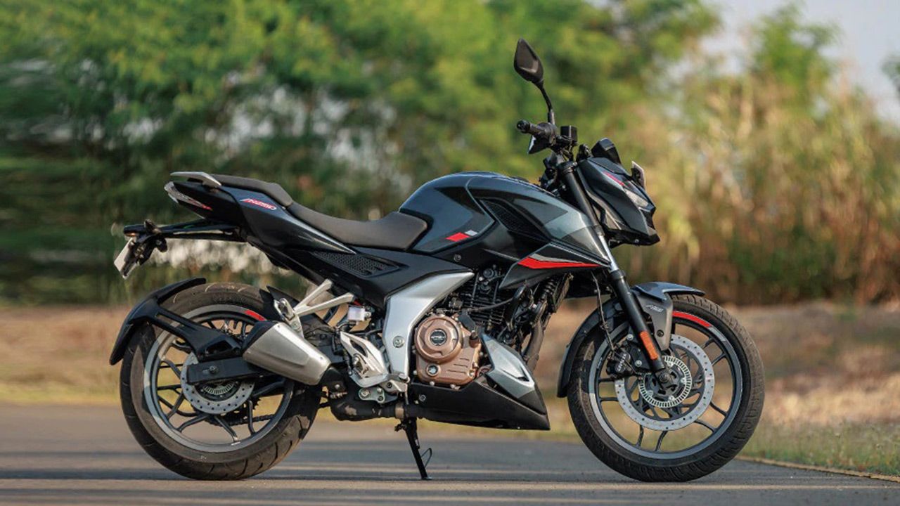 Bajaj Pulsar N250 Right Side View