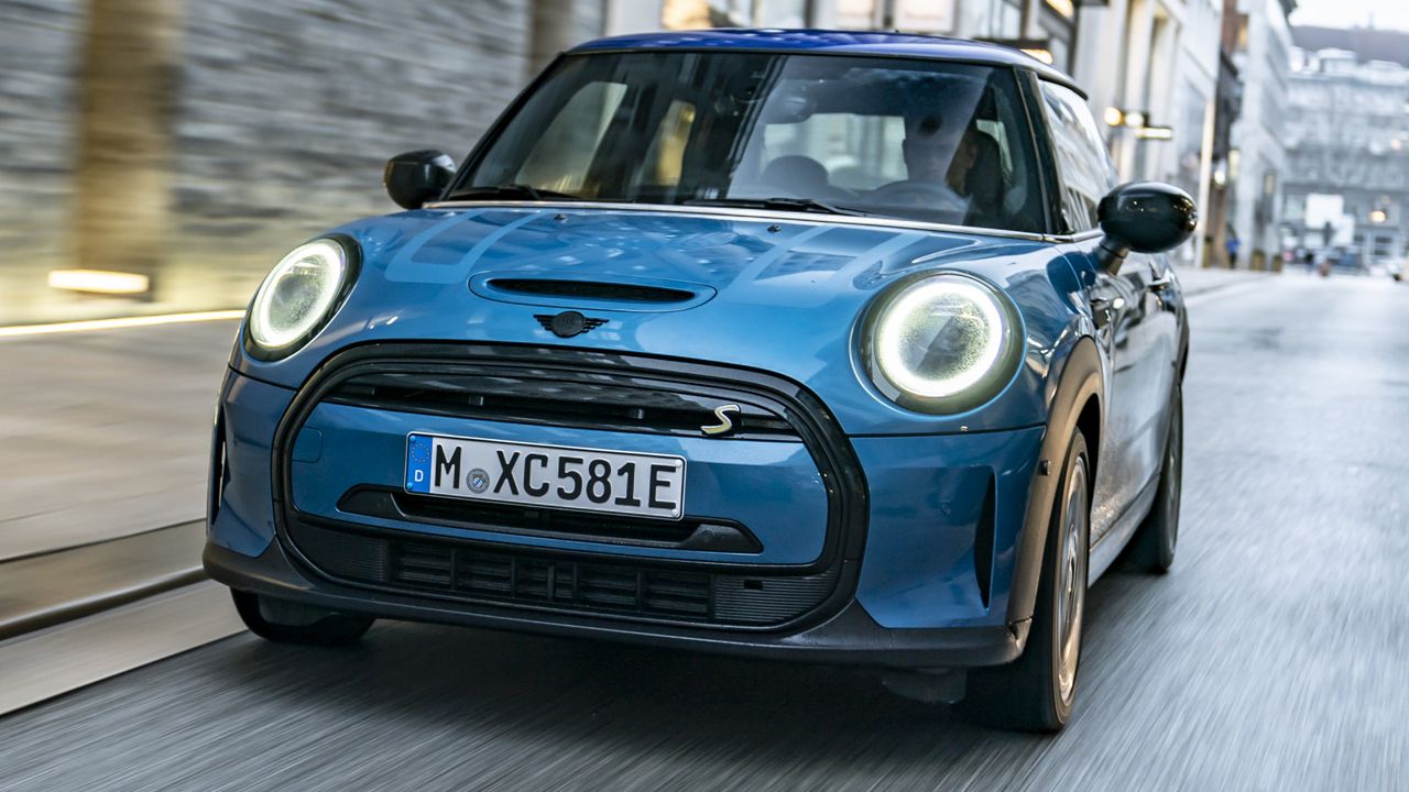 Mini Cooper SE Front Motion