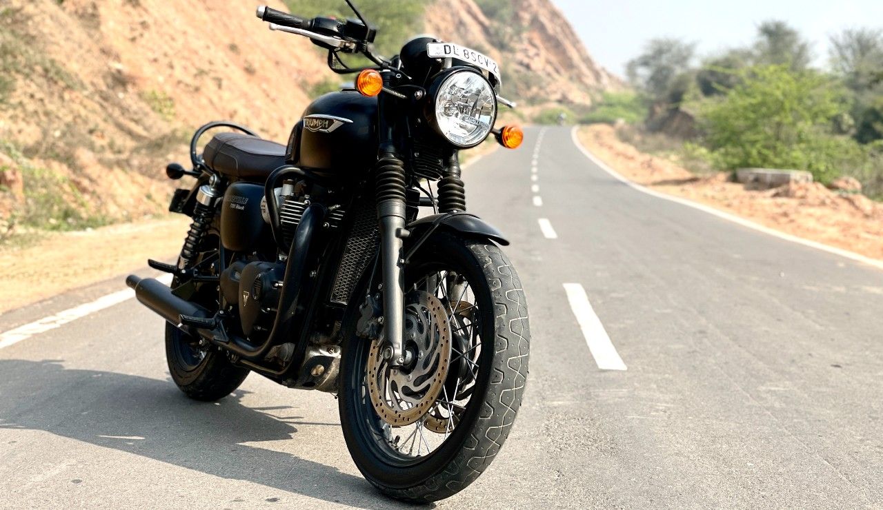 Triumph Bonneville T120 Black Front