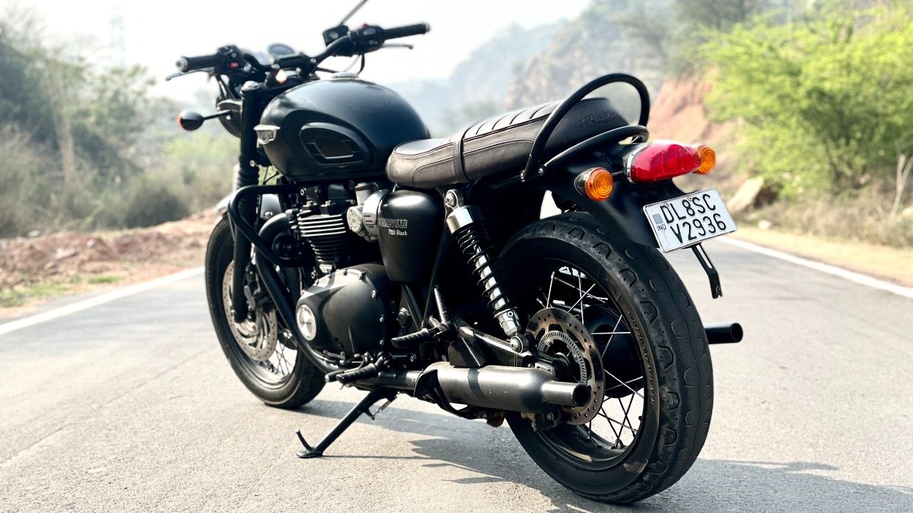 Triumph Bonneville T120 Black Rear