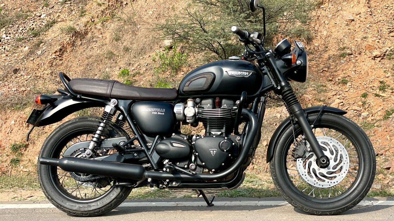 Triumph Bonneville T120 Black Side Profile