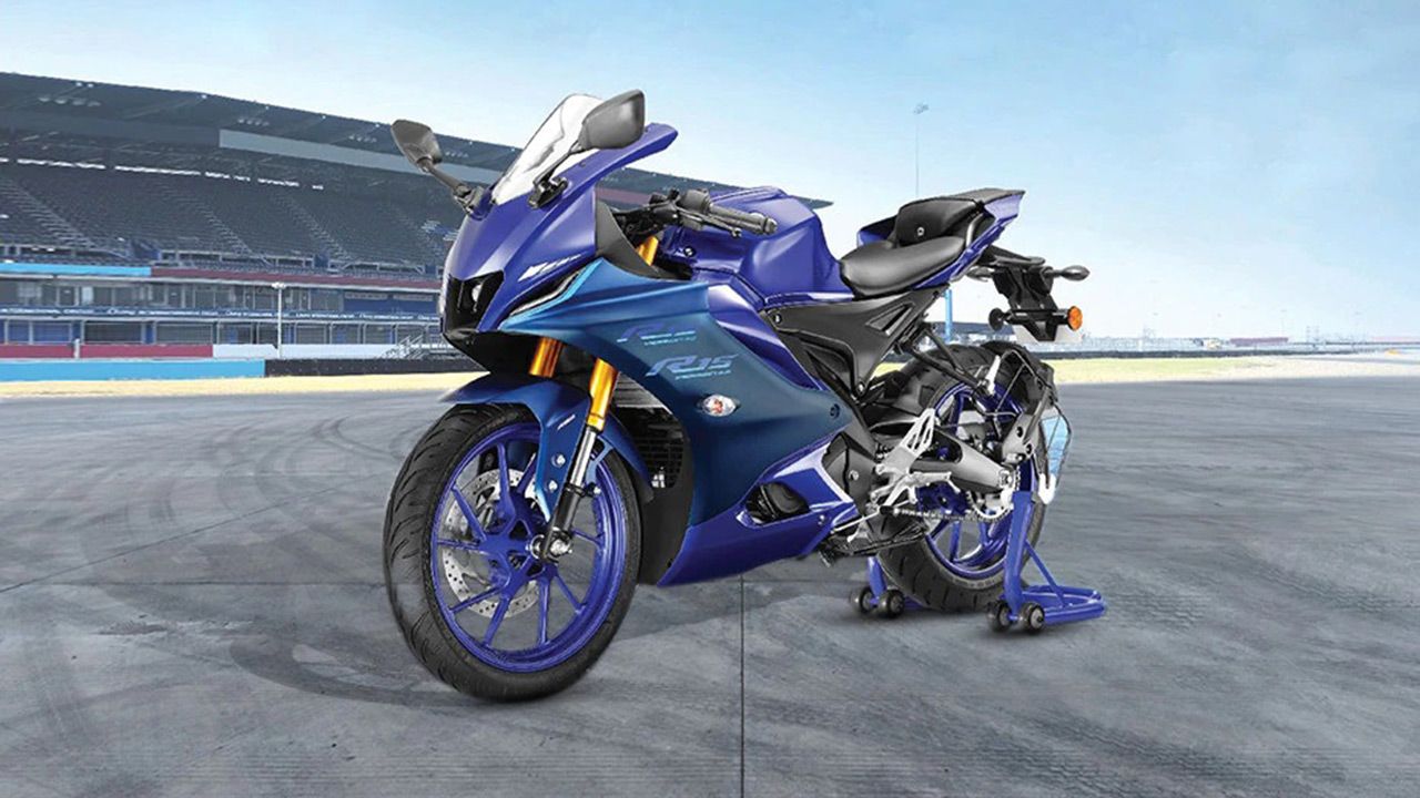 Yamaha YZF R15 V4 Front Left Three Quarter Blue