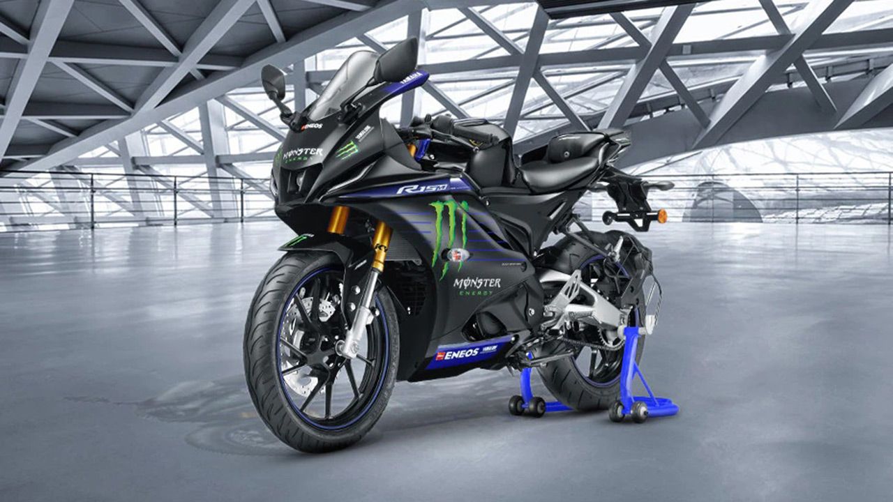 Yamaha YZF R15 V4 Front Left Three Quarter