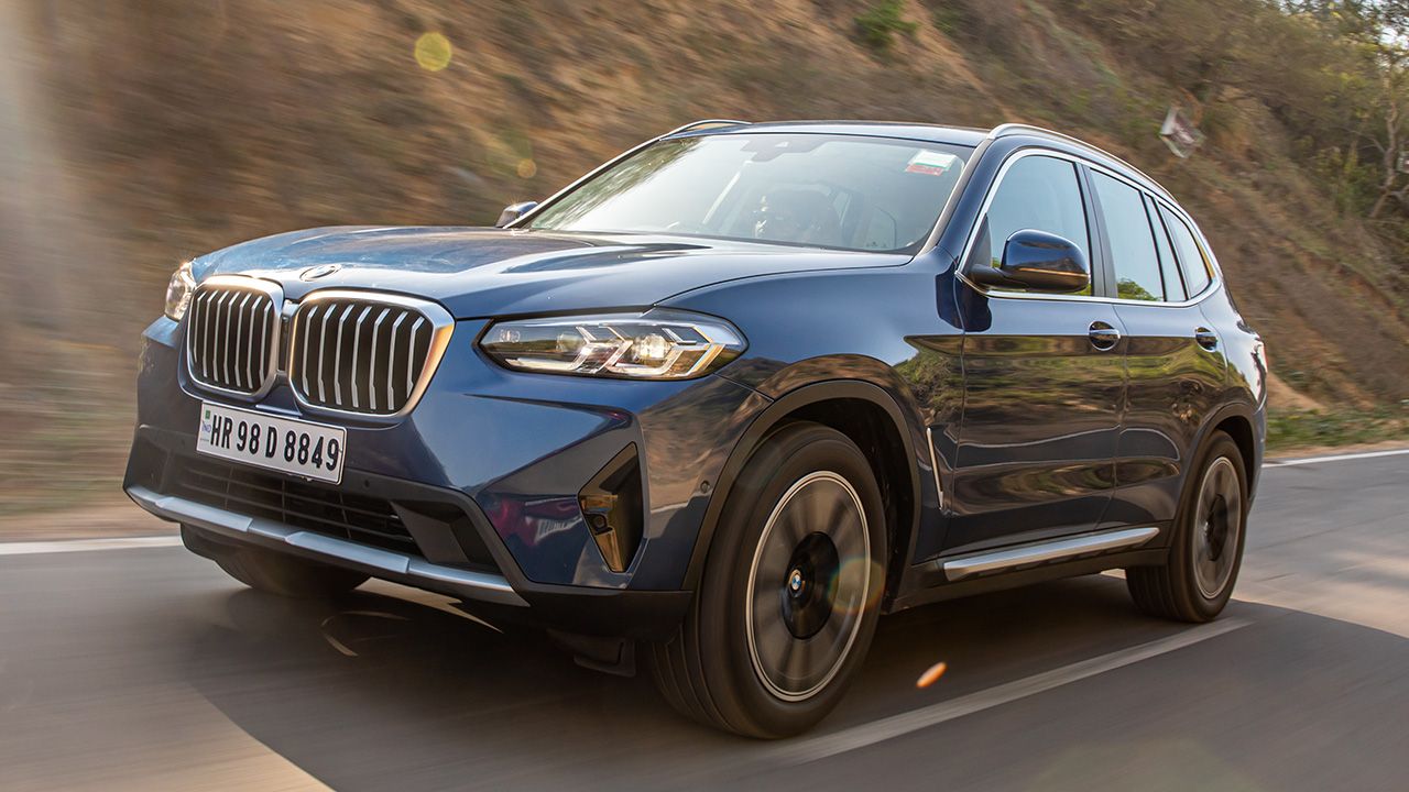 2022 BMW X3 Facelift Front Quarter Motion 2