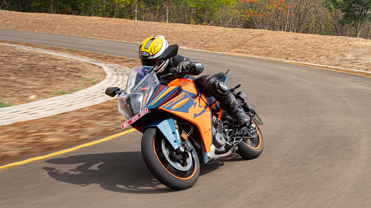 2022 KTM RC390 cornering