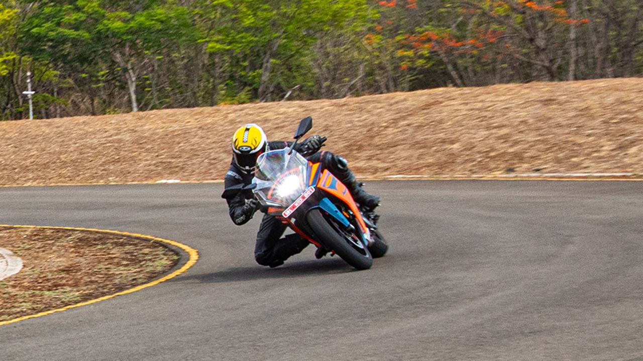 2022 KTM RC390 handling and ride