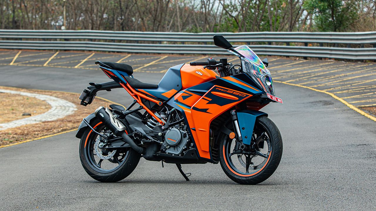 2022 KTM RC390 side angle