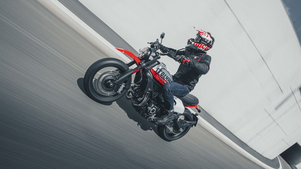 Ducati Scrambler Ducati Urban Motard Dynamic Gallery 04