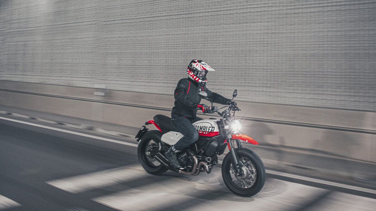 Ducati Scrambler Ducati Urban Motard Dynamic Gallery 05