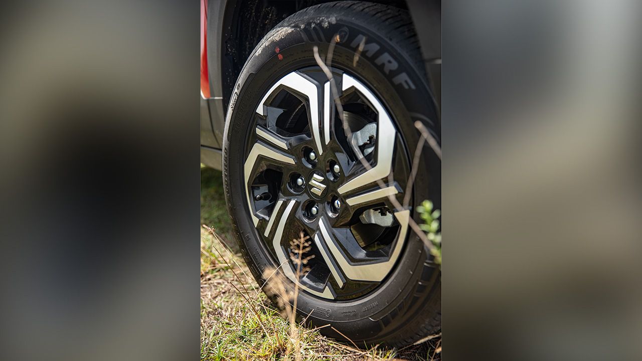 Maruti Brezza Alloy Wheel Vertical