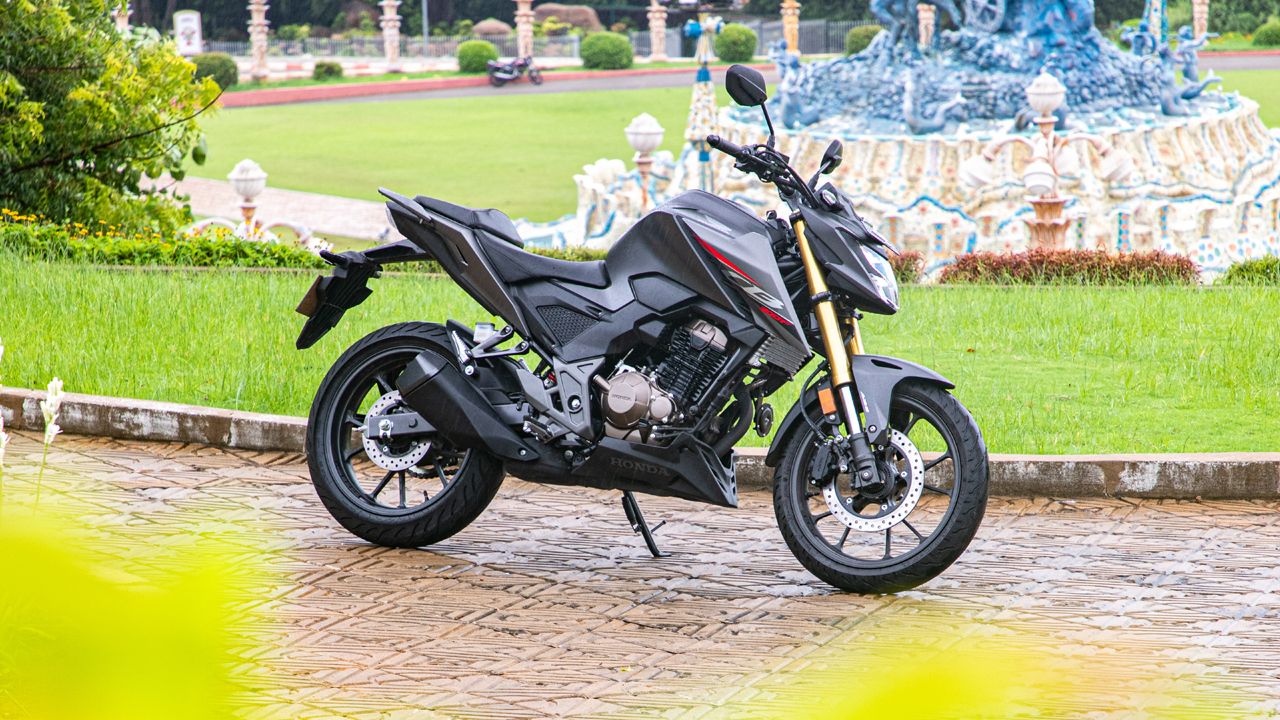 Honda CB300F Side view Static 2 