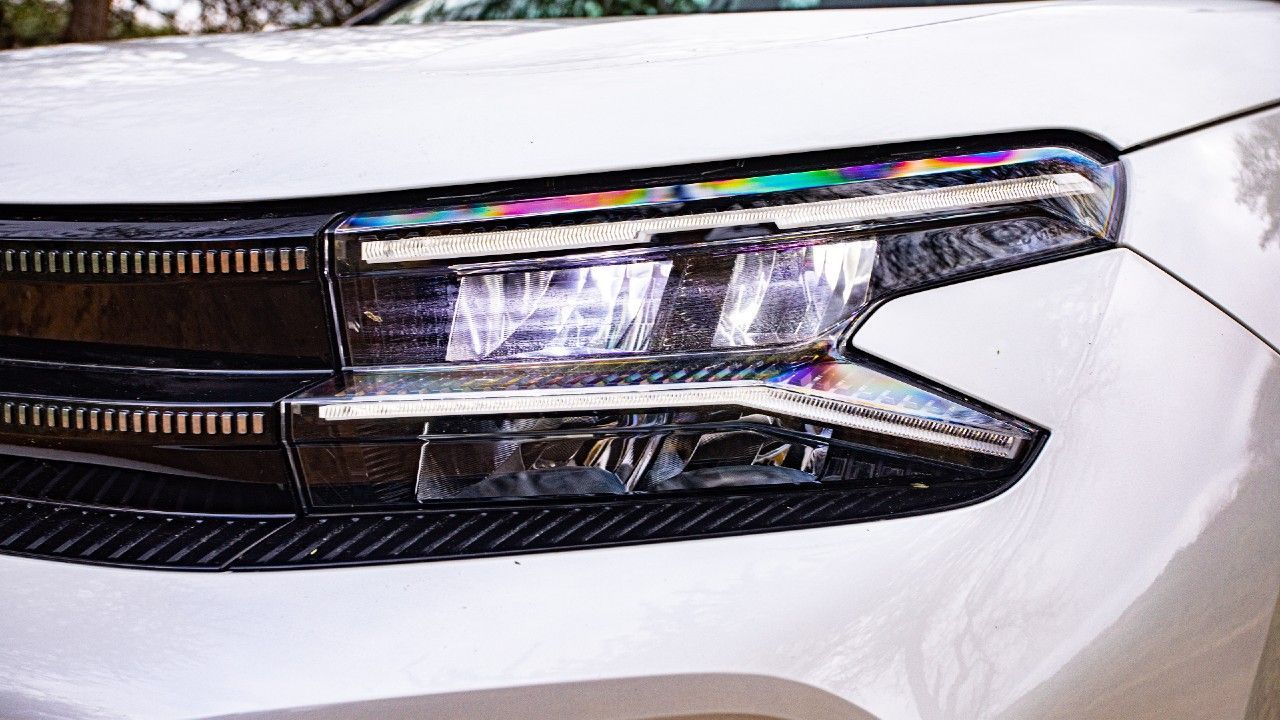 2022 Citroen C5 Aircross headlight detail1