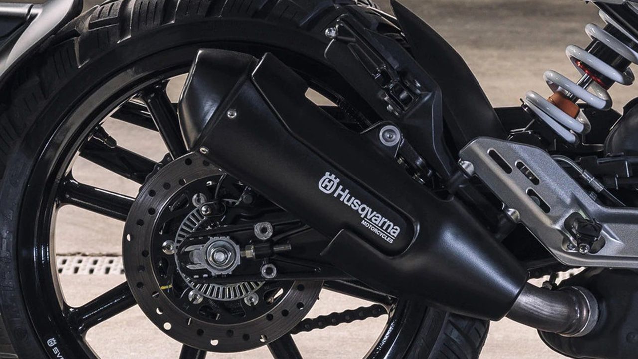 Husqvarna Svartpilen 250 Exhaust View