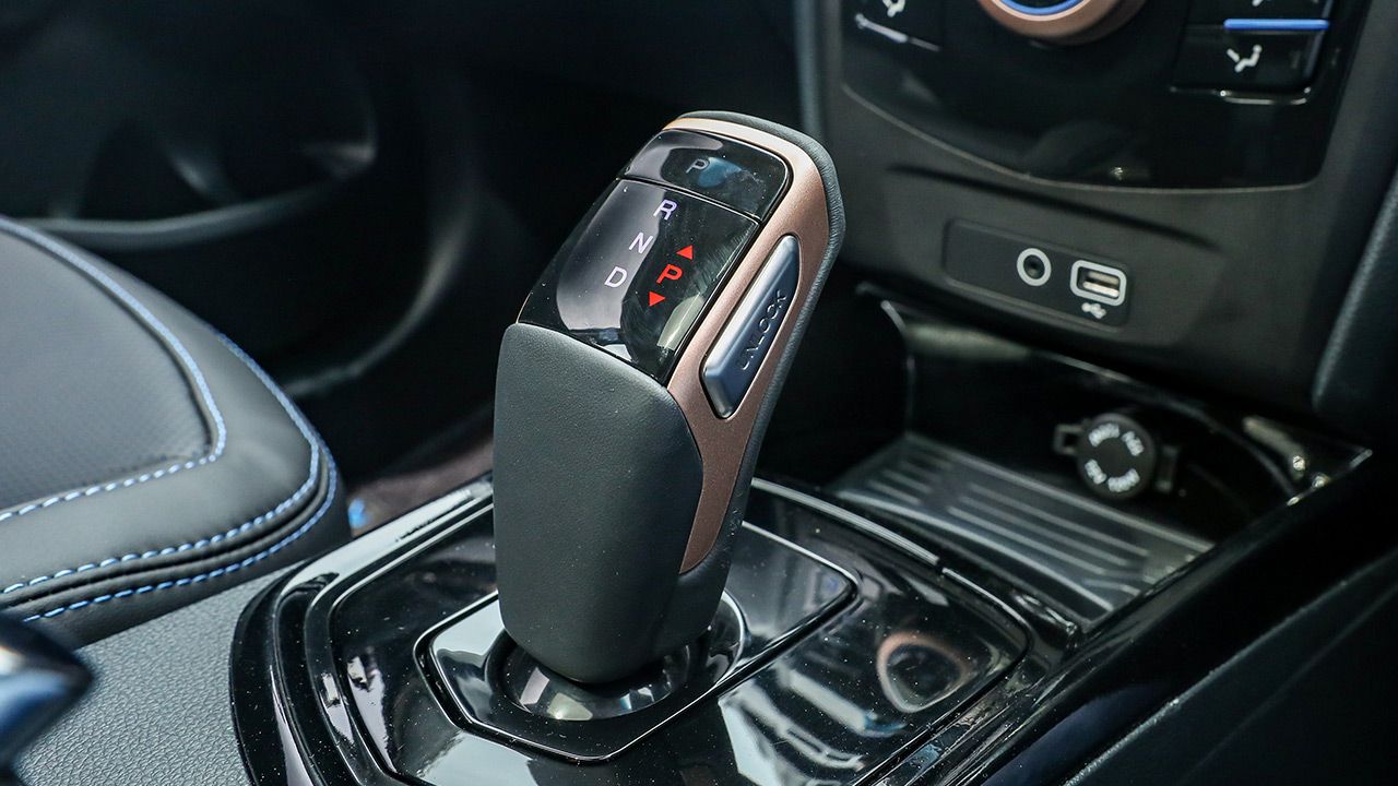 Mahindra XUV400 gear selector