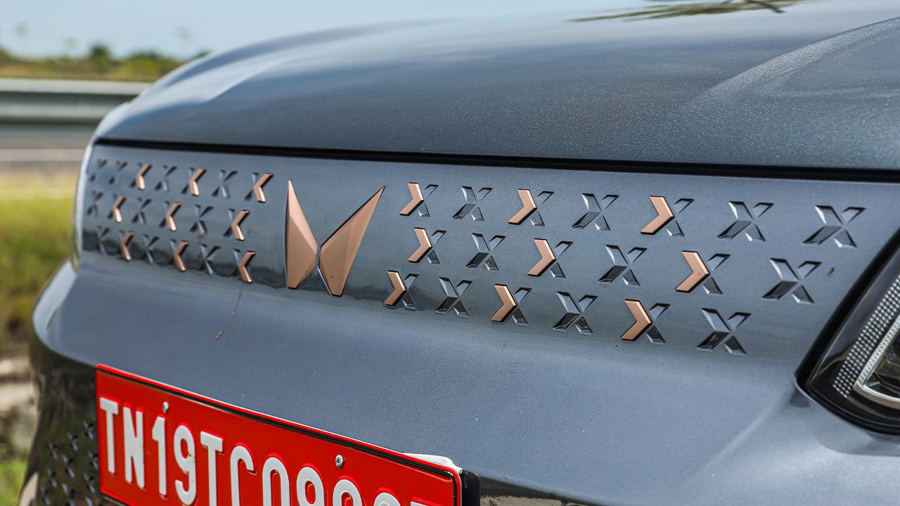 Mahindra XUV400 grille