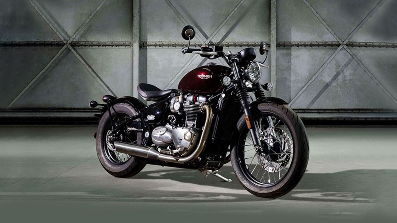 Triumph Bonneville Bobber Front Right View