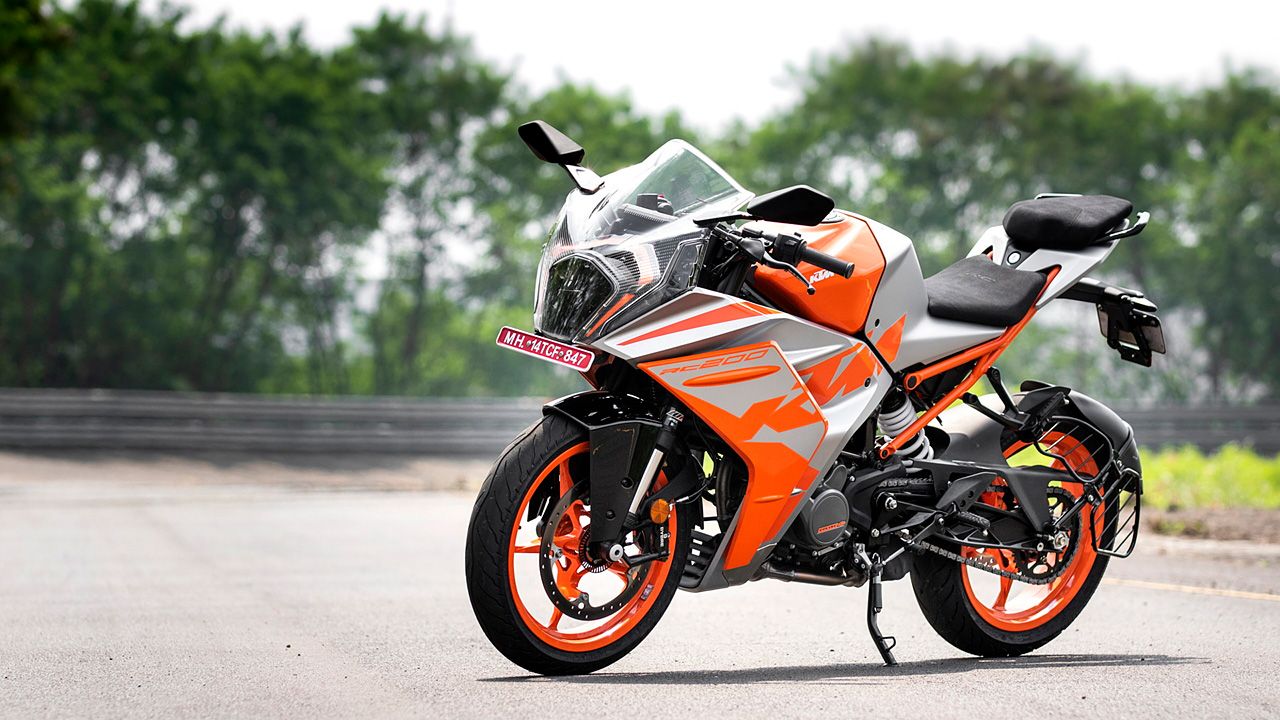 KTM RC 200 Left Front Three Quarter