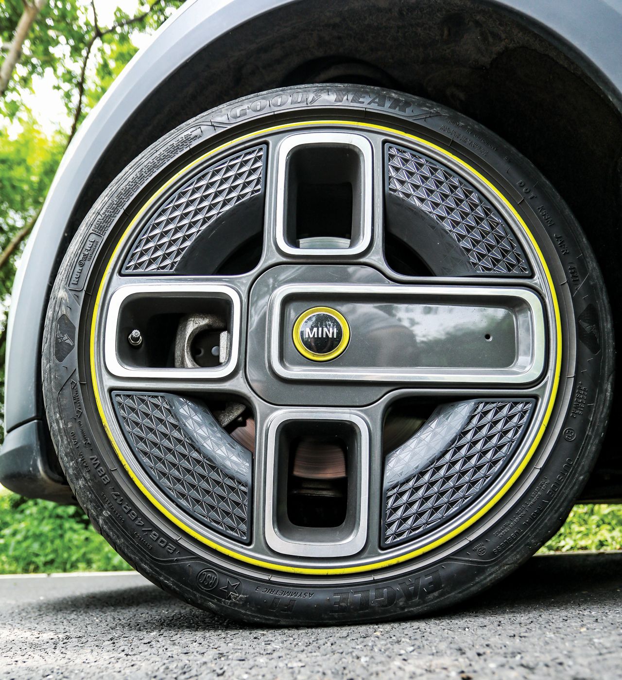 Mini Cooper SE Alloy Wheel Design