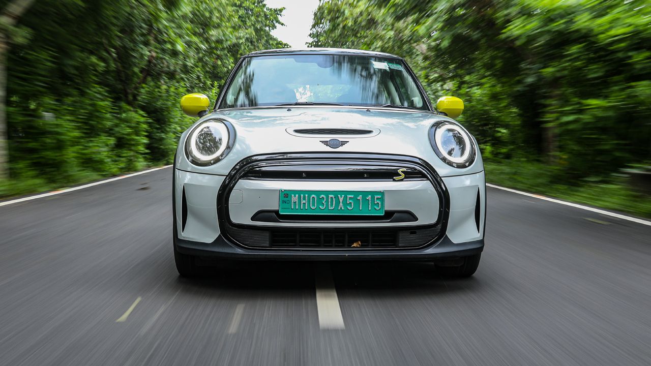 Mini Cooper SE Front Dynamic1