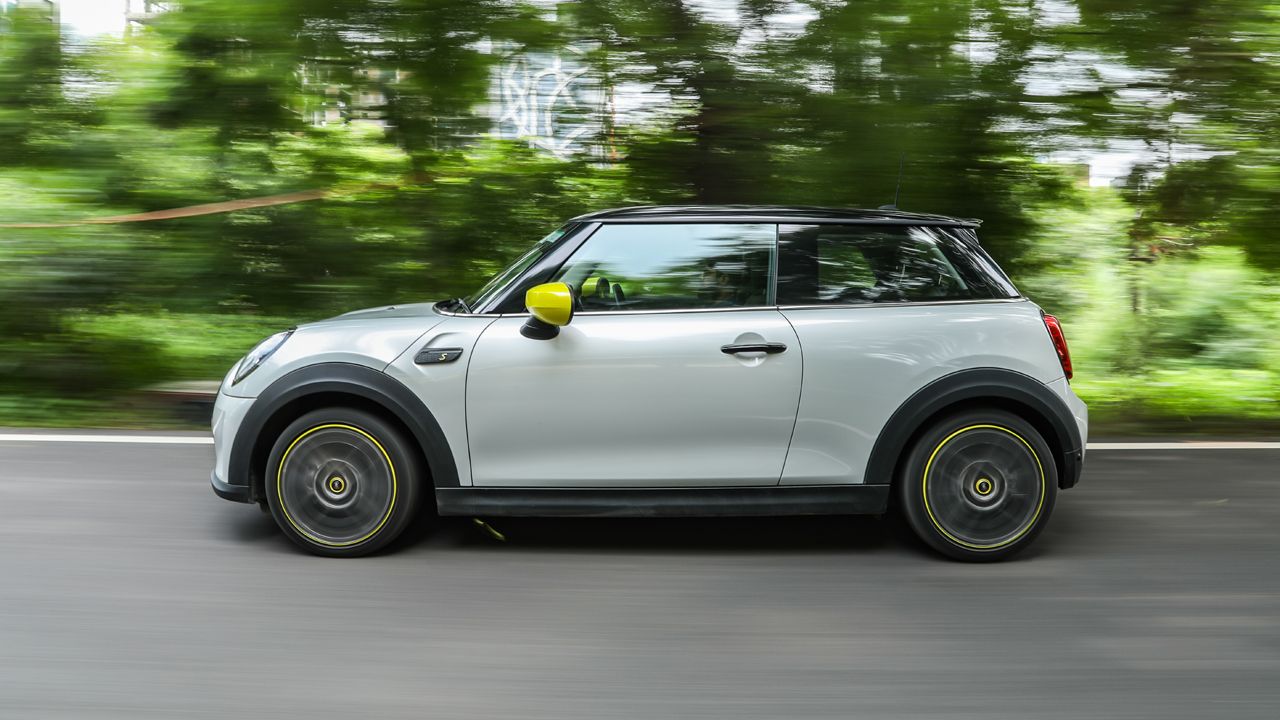 Mini Cooper SE Side View Motion