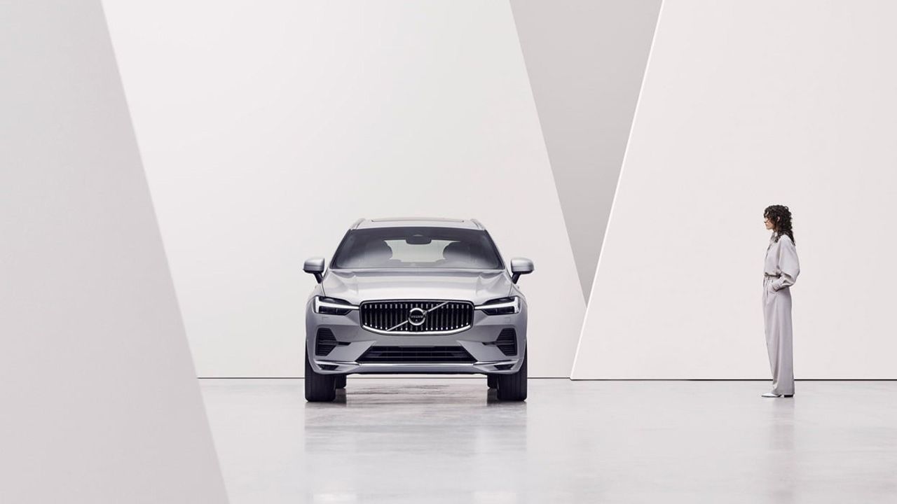 Volvo XC60 Front View 3 