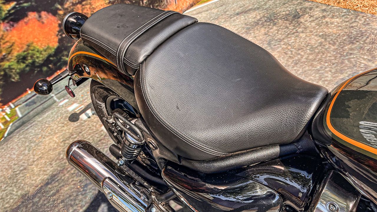 Royal Enfield Super Meteor 650 Seat