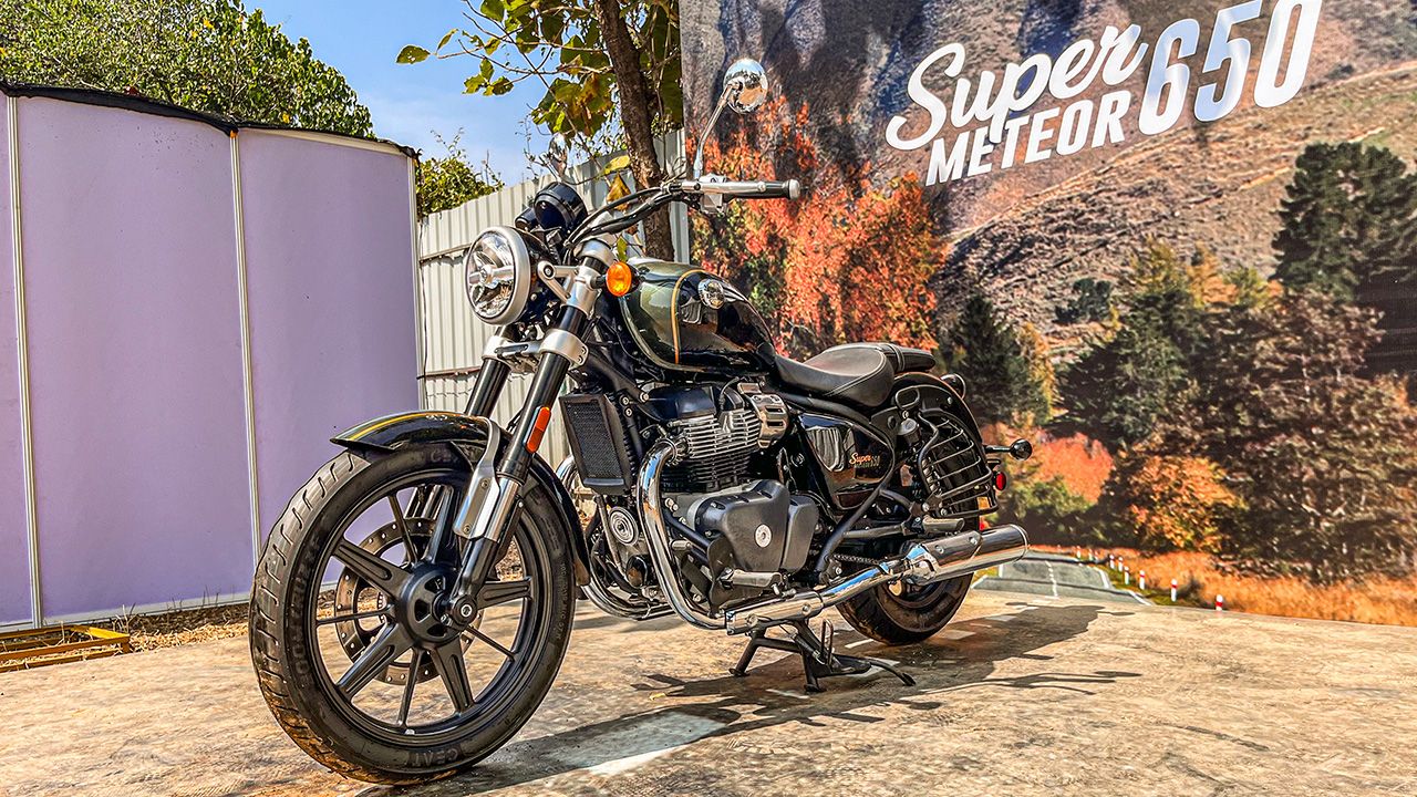 Royal Enfield Super Meteor 650 Side Quarter